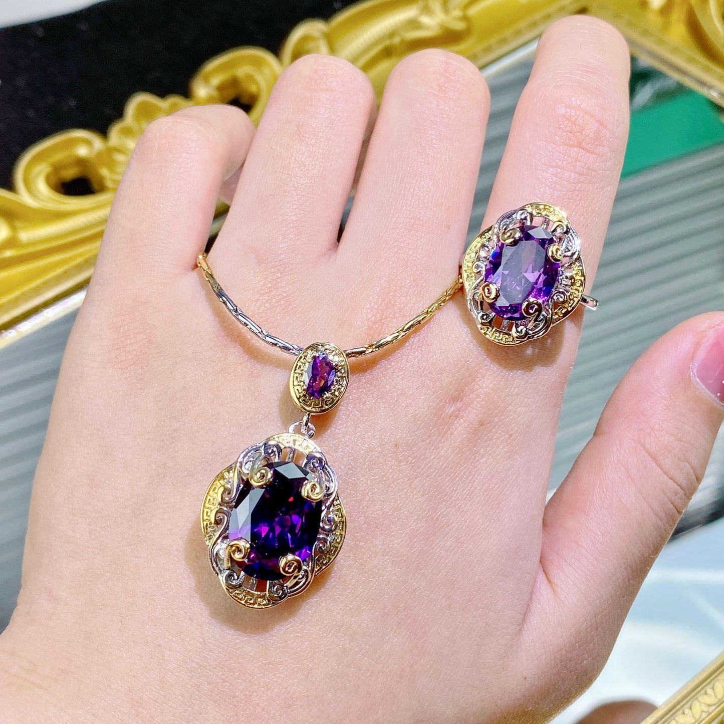 Double Color Gold Amethyst Carved Gold Craft Purple Suit
