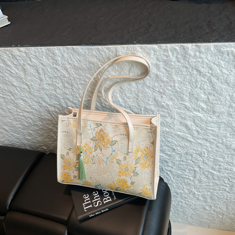 A Versatile Large-Tote Bag